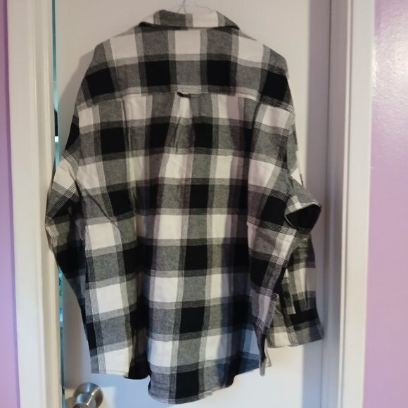 Old Navy Women's Black White Plaid Flannel Button Down Boyfriend Shirt - Picture 7 of 9